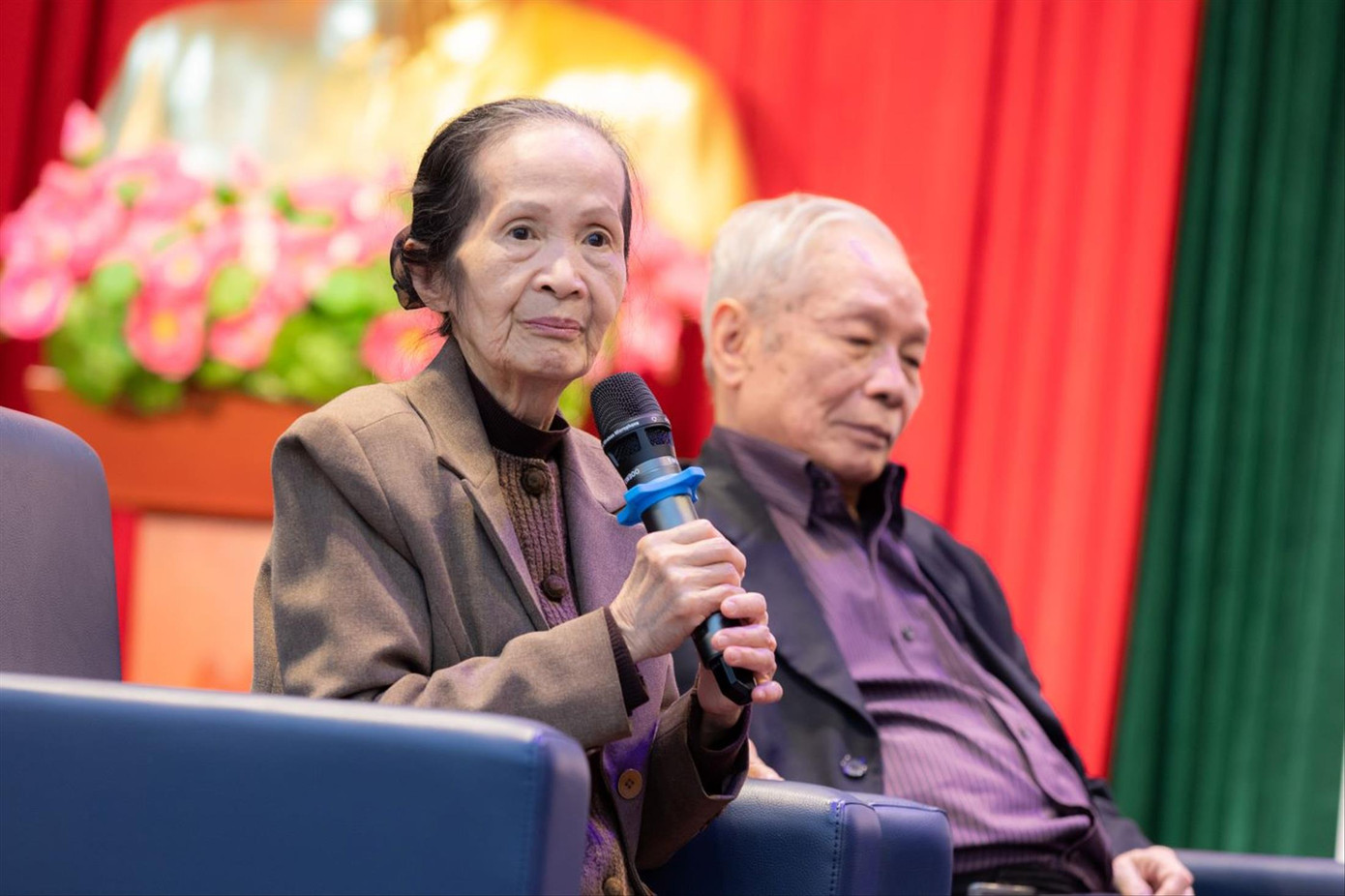 Bà Phạm Chi Lan và ông Võ Đại Lược trong cuộc tọa đàm về cố Thủ tướng Võ Văn Kiệt