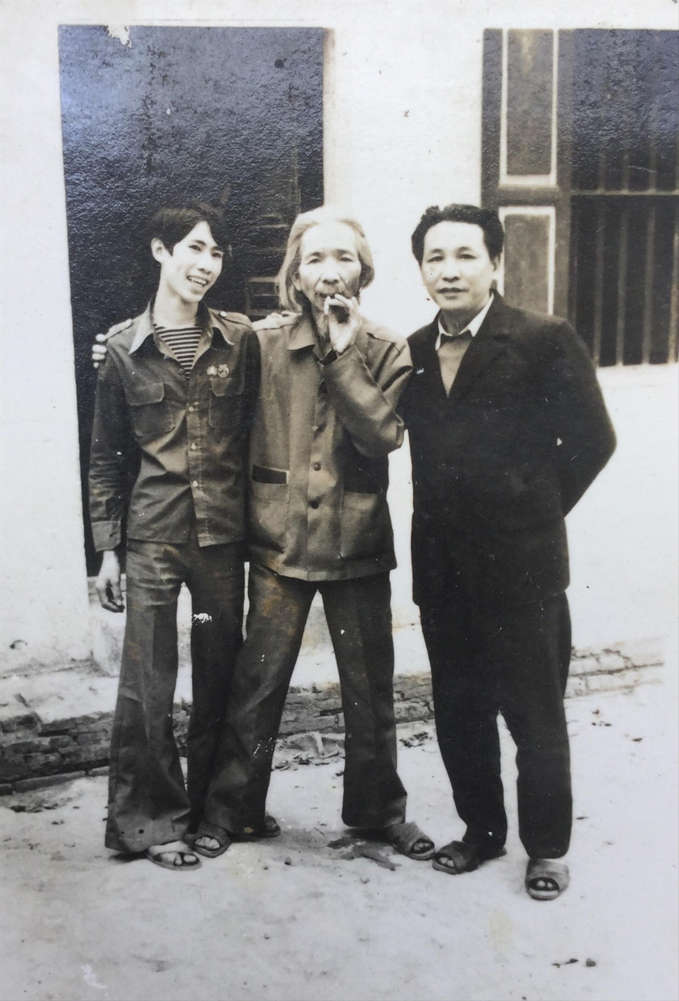 Nhạc sỹ Văn Cao (giữa) cùng nhà văn Trường Thanh (bìa phải) đến thăm nhà tác giả bài viết (ảnh tư liệu) Nhạc sỹ Văn Cao (giữa) cùng nhà văn Trường Thanh (bìa phải) đến thăm nhà tác giả bài viết (ảnh tư liệu)