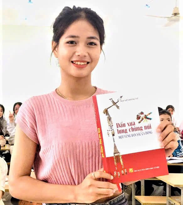 Sinh viên Đinh Thị Năm Phôn, người Ca dong (ở thôn Ra Pân, xã Sơn Long, huyện Sơn Tây, tỉnh Quảng Ngãi) hiện đang học năm thứ nhất, ngành Giáo dục Mầm non, Trường Đại học Quy Nhơn và cuốn sách Dấu xưa lưng chừng núi một vùng bản sắc Ca dong. Ảnh: Lê Nhật Ký Sinh viên Đinh Thị Năm Phôn, người Ca dong (ở thôn Ra Pân, xã Sơn Long, huyện Sơn Tây, tỉnh Quảng Ngãi) hiện đang học năm thứ nhất, ngành Giáo dục Mầm non, Trường Đại học Quy Nhơn và cuốn sách Dấu xưa lưng chừng núi một vùng bản sắc Ca dong. Ảnh: Lê Nhật Ký