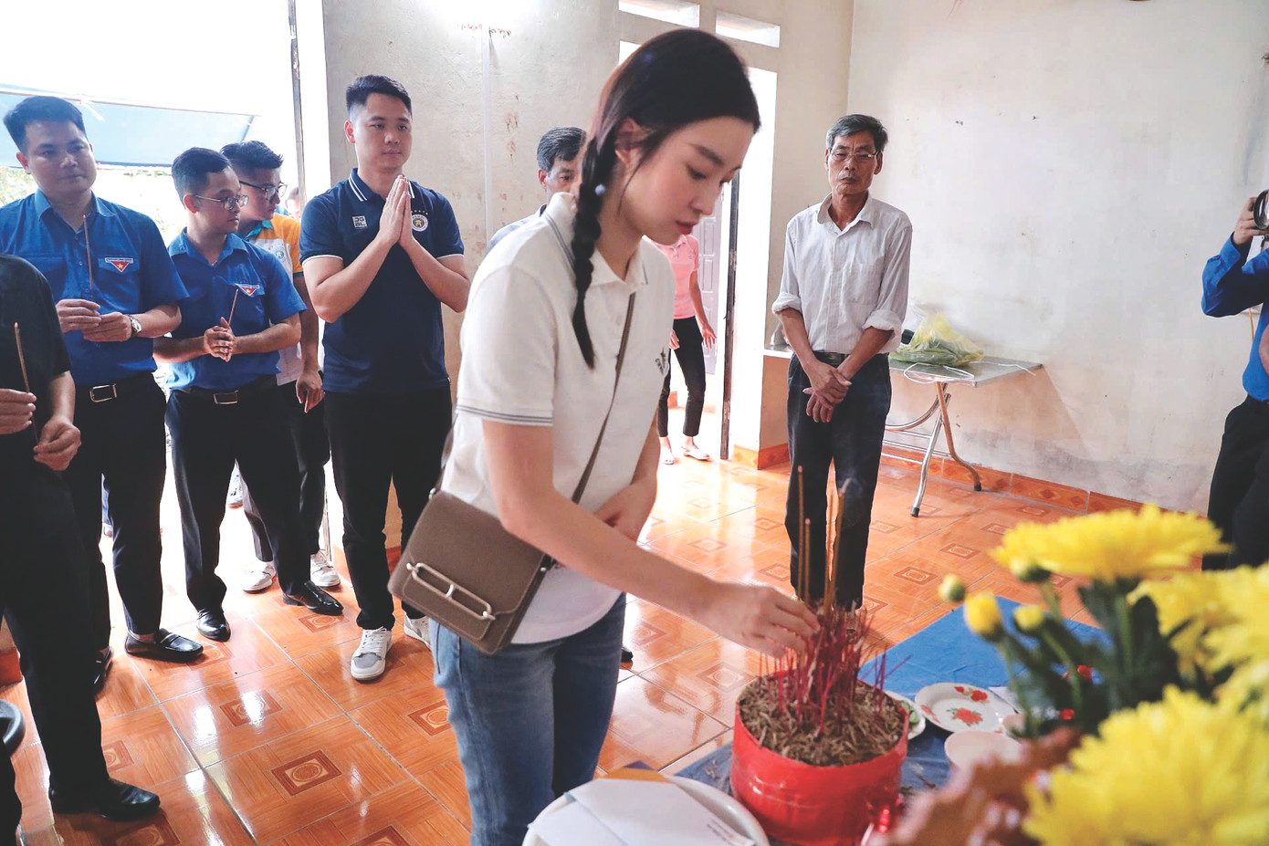 Đỗ Mỹ Linh thắp hương cho hai vợ chồng mất trong vụ sập cầu Phong Châu, Phú Thọ Ảnh: Nguyễn Hải