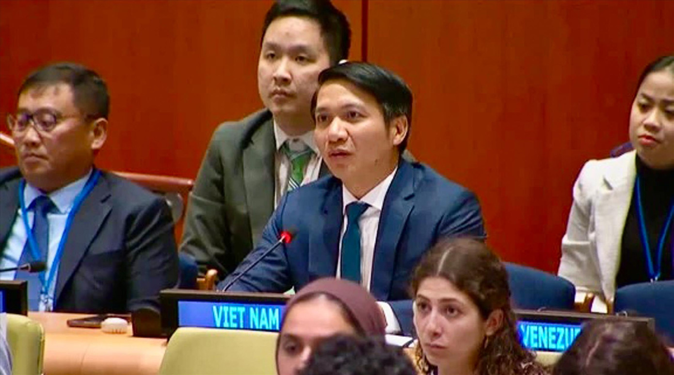 Anh Nguyễn Ngọc Lương phát biểu tại phiên toàn thể Diễn đàn Thanh niên ECOSOC 2024. Ảnh: Đăng Phúc