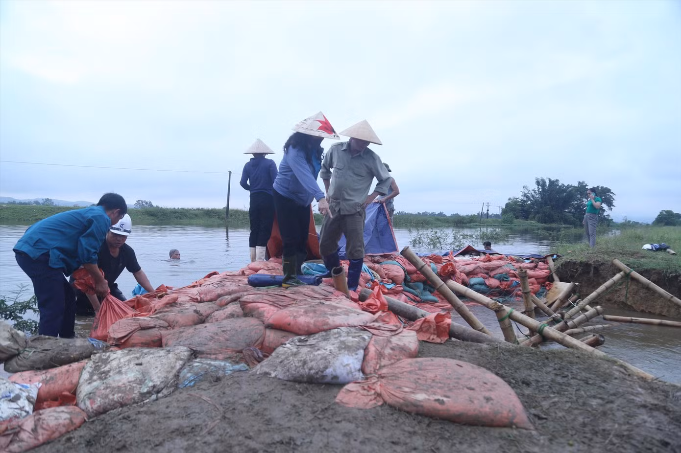 Người dân xã Hưng Đạo nỗ lực “vá” đê Hội Tĩnh ở huyện Hưng Nguyên, tỉnh Nghệ An (ảnh lớn); Nhiều trường học tại Hà Tĩnh đang chìm trong nước lũ (ảnh nhỏ) Người dân xã Hưng Đạo nỗ lực “vá” đê Hội Tĩnh ở huyện Hưng Nguyên, tỉnh Nghệ An (ảnh lớn); Nhiều trường học tại Hà Tĩnh đang chìm trong nước lũ (ảnh nhỏ)