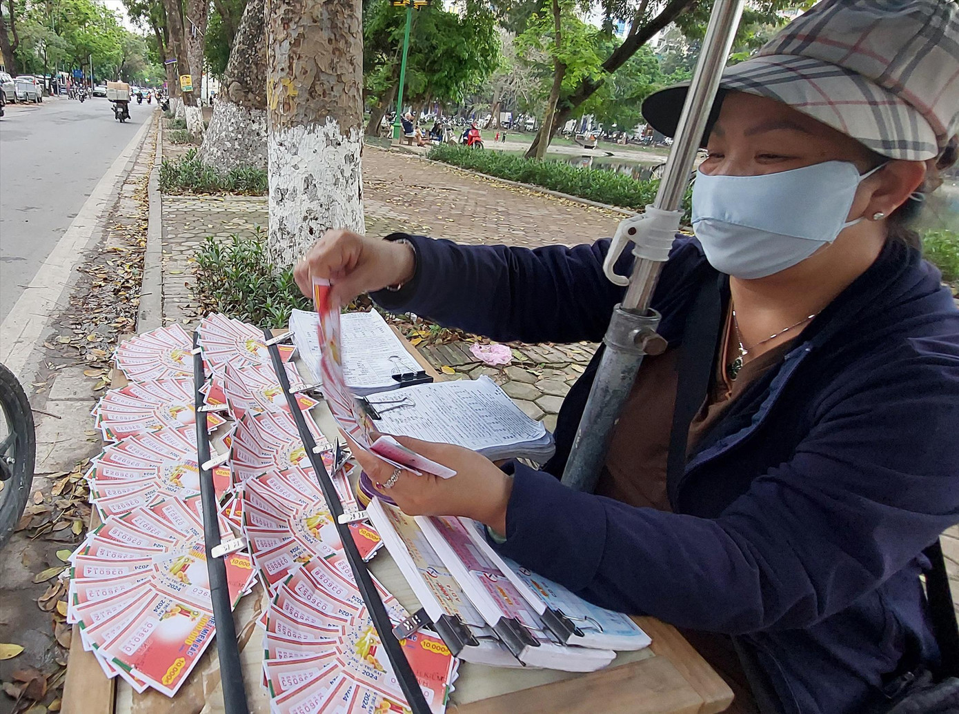 Nhiều công ty xổ số gửi cả nghìn tỷ đồng vào ngân hàng lấy lãi. Trong ảnh, một đại lý bán vé xổ số truyền thống tại Hà Nội Ảnh:QN Nhiều công ty xổ số gửi cả nghìn tỷ đồng vào ngân hàng lấy lãi. Trong ảnh, một đại lý bán vé xổ số truyền thống tại Hà Nội Ảnh:QN