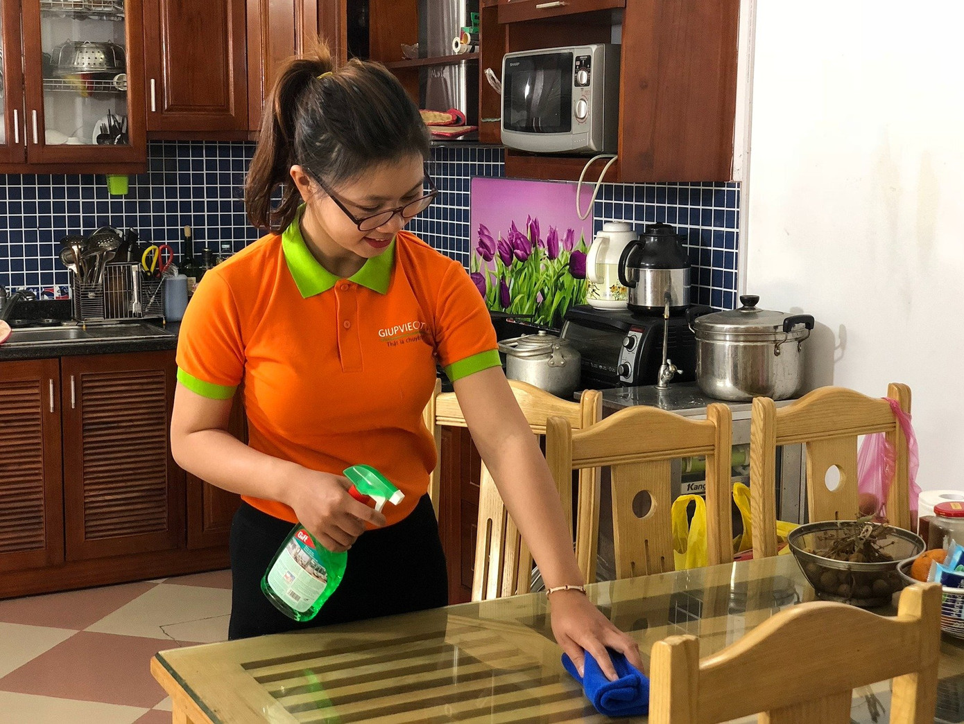 Nhu cầu thuê giúp việc dọn nhà cuối năm tăng cao khiến khan hiếm nguồn nhân lực.