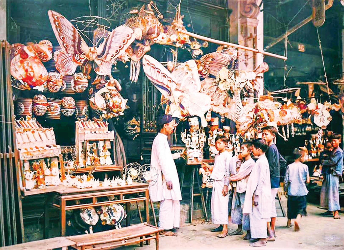 Trịnh Bách và nghệ nhân Trọng Bình cùng mẫu đèn cá hoa long 2019Ảnh: NVCC