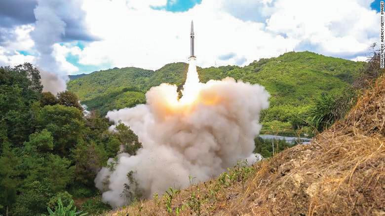 Quân đội Trung Quốc phóng tên lửa vào vùng biển phía đông đảo Đài Loan trong cuộc tập trận ngày 4/8ảnh: Xinhua