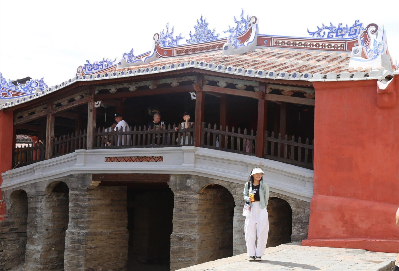 Di tích Chùa Cầu sau trùng tu nhận nhiều ý kiến trái chiều. Ảnh: HOÀI VĂN