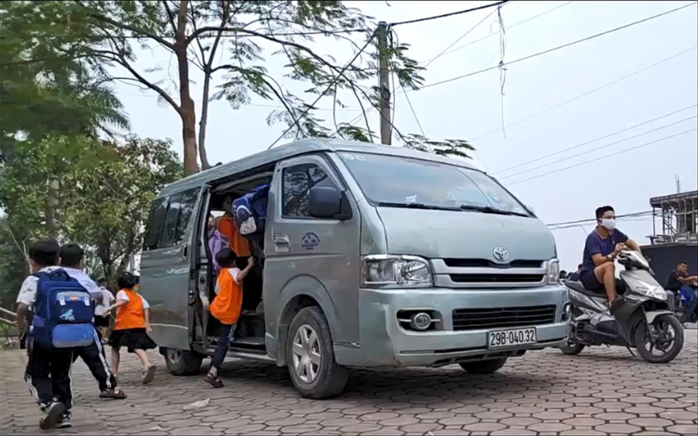 Xe đón học sinh trước cổng trường Tiểu học Thượng Vực (Chương Mỹ, Hà Nội).