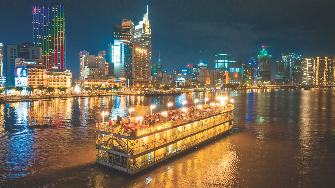 Sông Sài Gòn đoạn trung tâm TPHCM. Ảnh: Phục Lễ
