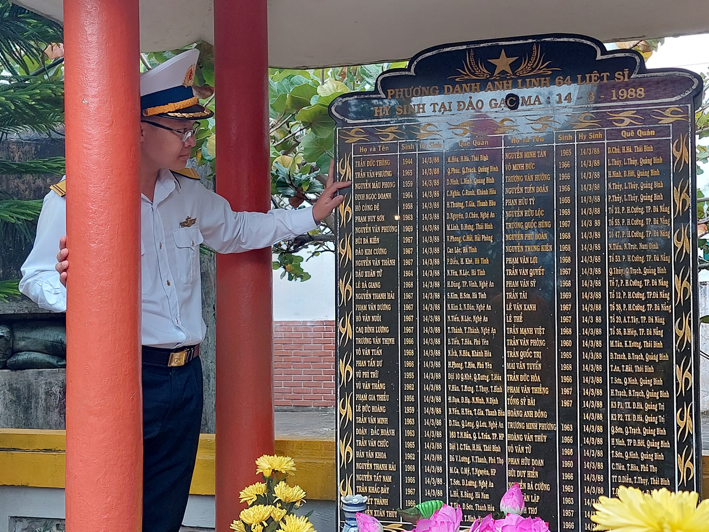 Thiếu tá Nguyễn Tiến Xuân bên dòng tên cha mình giữa Trường Sa (Ảnh: Trần Tuấn).