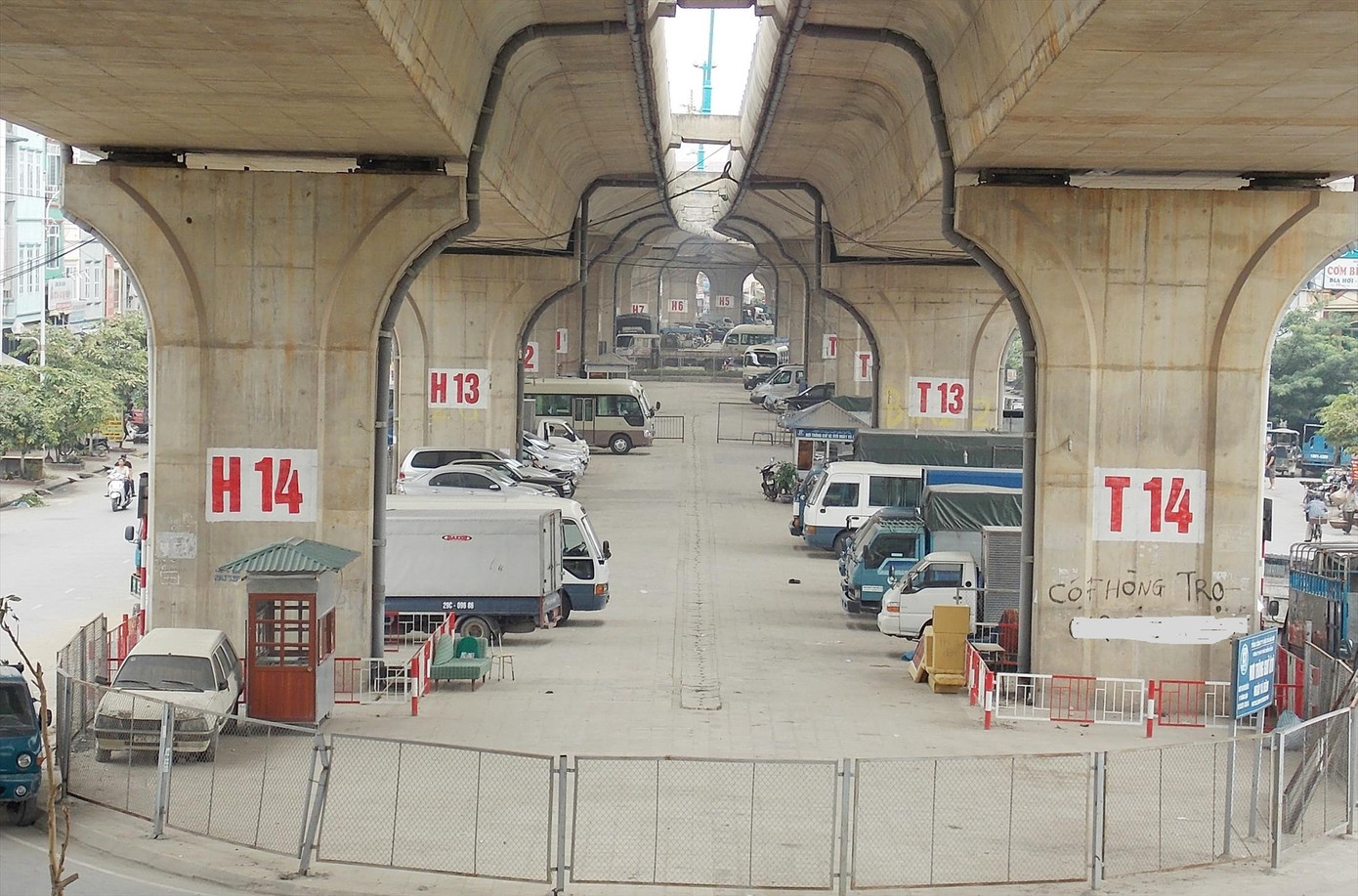 Đỗ xe được thành phố Hà Nội cấp phép dưới gầm cầu Vĩnh TuyẢnh: Anh Trọng