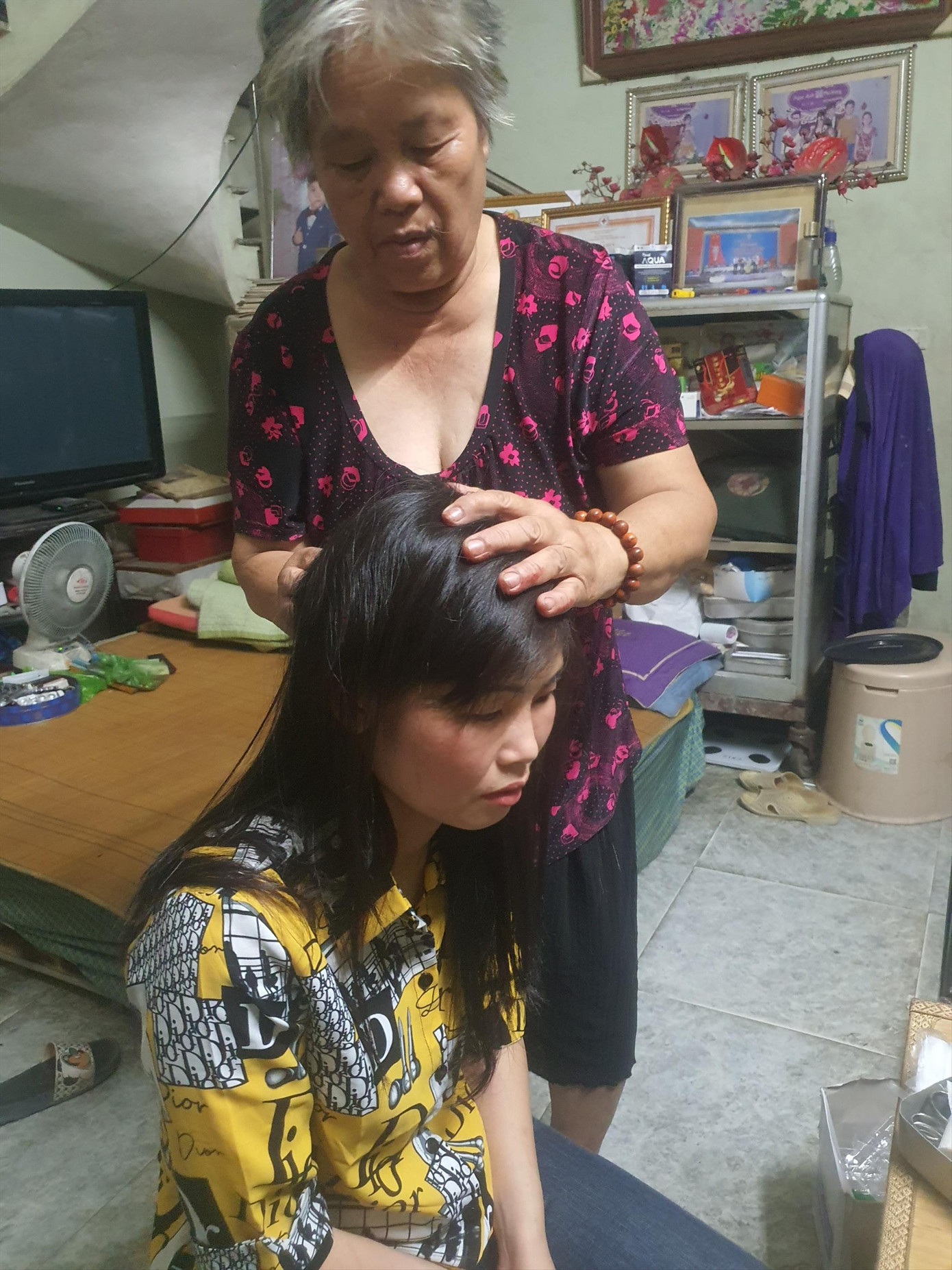 Bà Đào Thị Liên sơ cứu, khâu vết thương cho người tai nạn giao thông. Bà Đào Thị Liên sơ cứu, khâu vết thương cho người tai nạn giao thông.