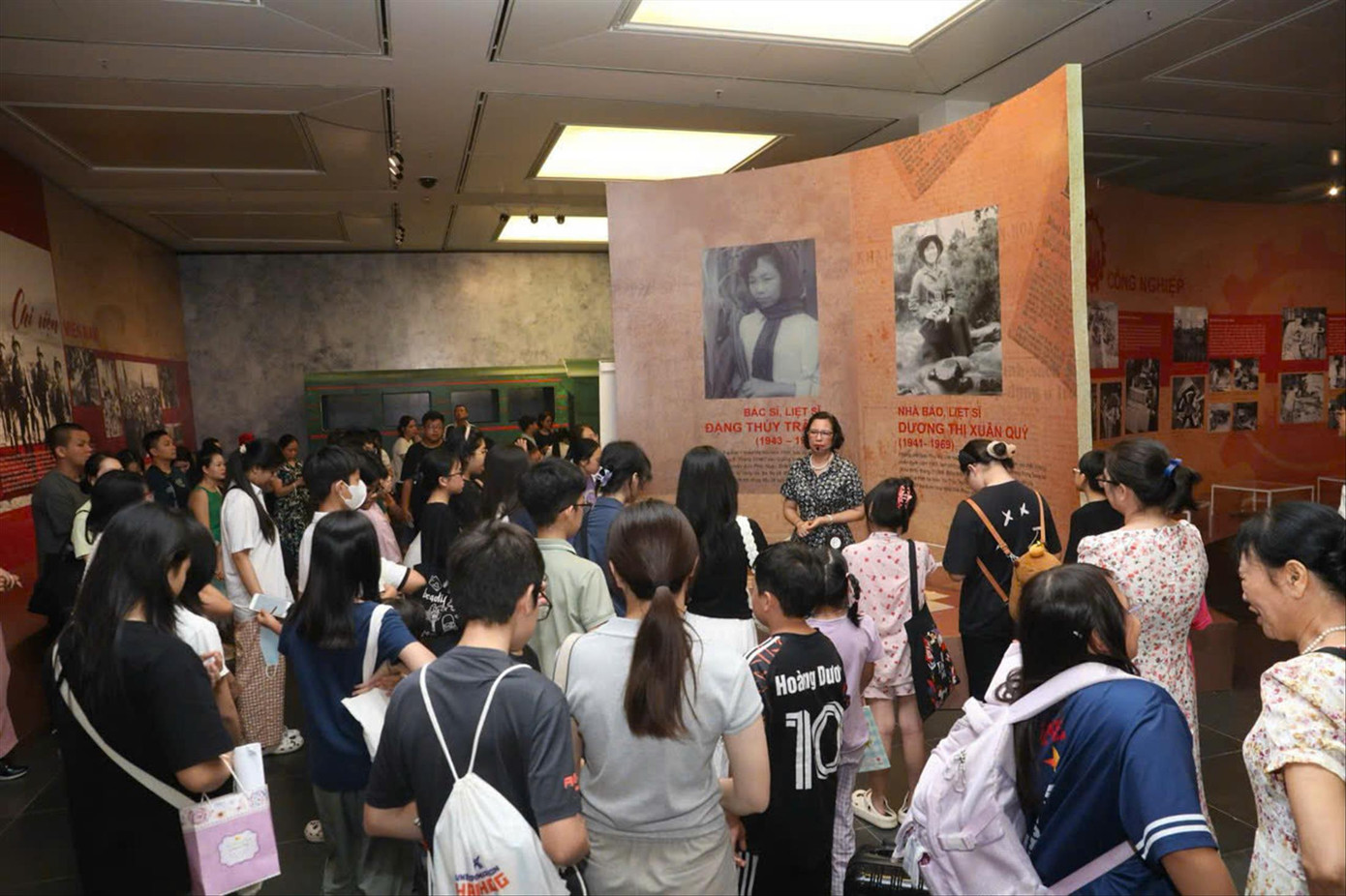Lớp học tại các bảo tàng của cô Đặng Nguyệt Anh.
