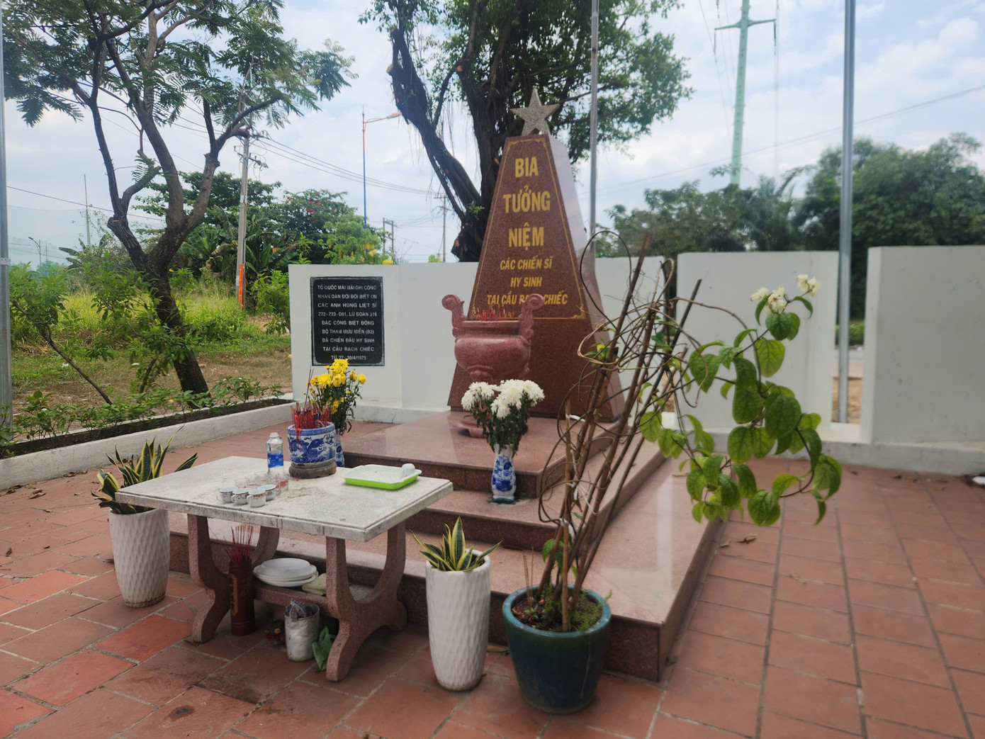 Bia tưởng niệm luôn có hoa tươi.