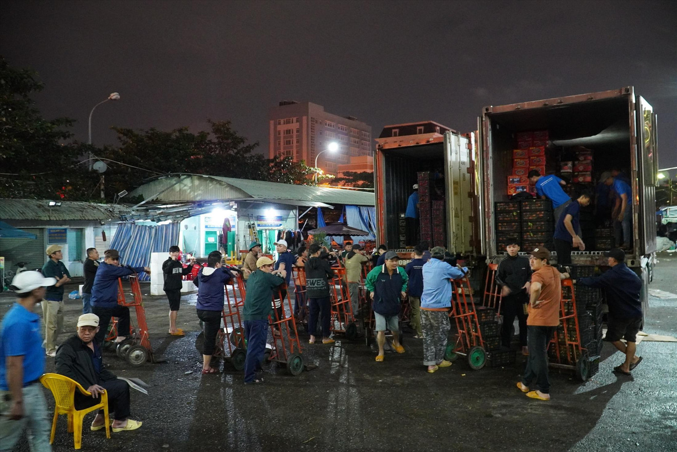 Xe hàng đổ về chợ đầu mối Hòa Cường mỗi đêm, đội bốc vác luôn có mặt sẵn để chuyển hàng. Ảnh: Thanh Hiền