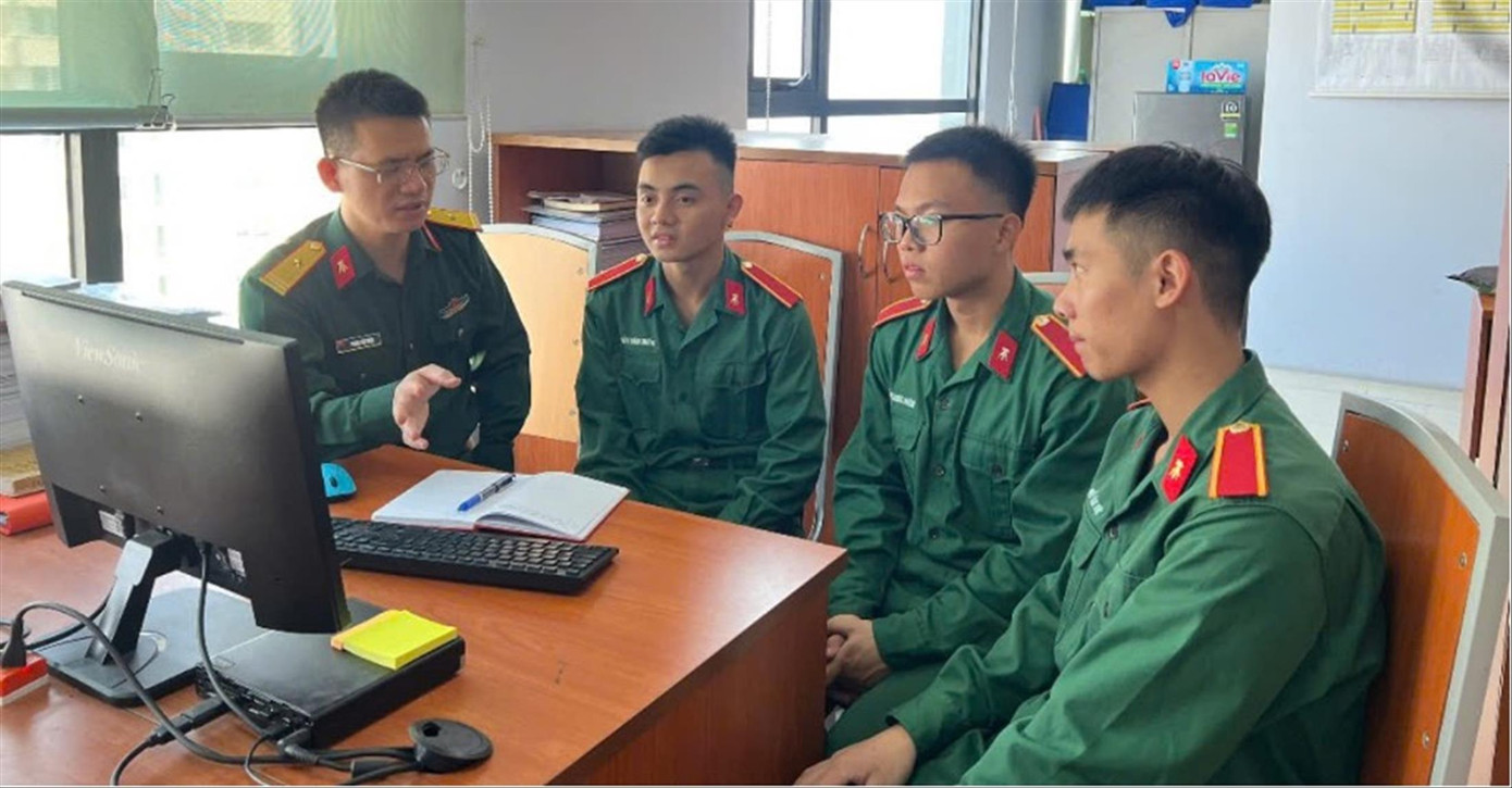 TS Phùng Văn Minh (ngoài cùng bên trái) trao đổi với học viên Học viện KTQS tham gia nghiên cứu khoa học TS Phùng Văn Minh (ngoài cùng bên trái) trao đổi với học viên Học viện KTQS tham gia nghiên cứu khoa học
