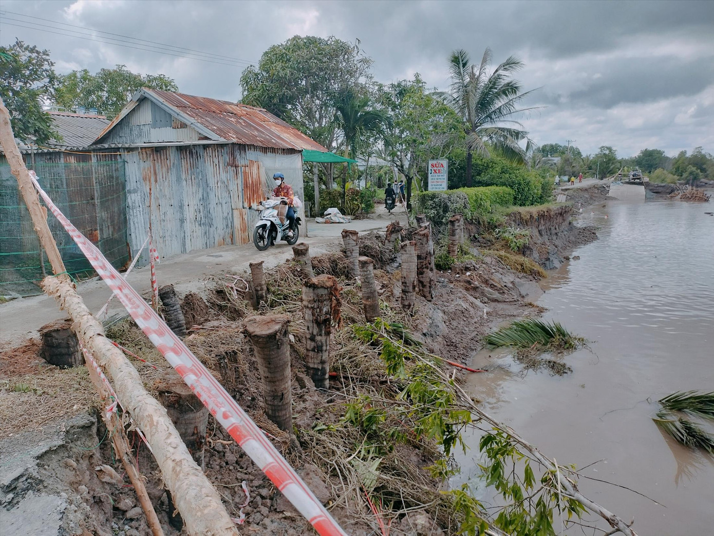 Vụ sạt lở tuyến đường ô tô độc đạo về trung tâm xã Nguyễn Huân (huyện Đầm Dơi) khiến nền và mặt đường trôi xuống sông