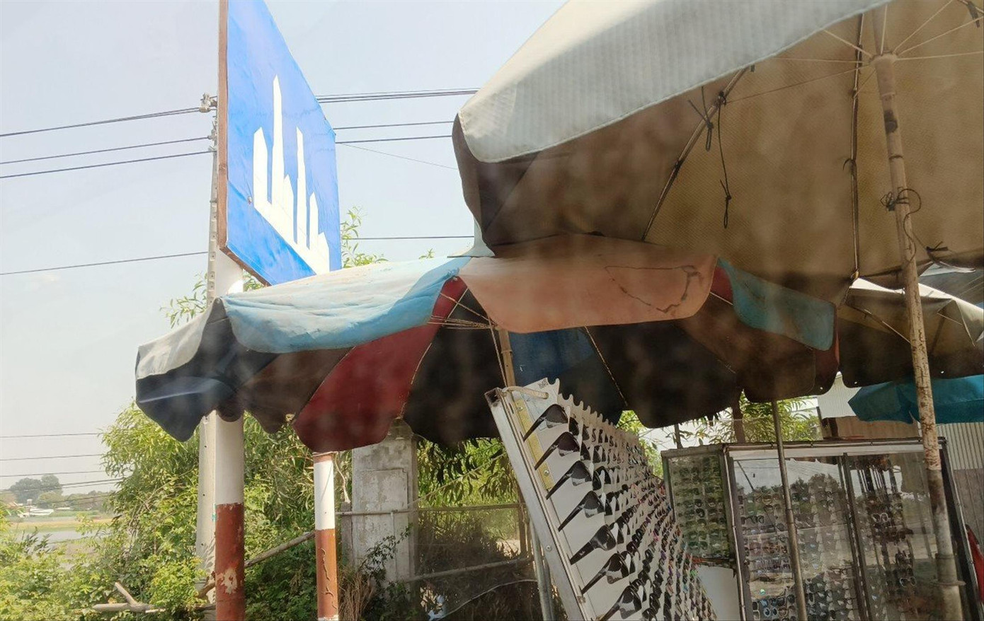 Biển báo giao thông khuất tầm nhìn được cắm trên quốc lộ 1A. Ảnh: Viết Hà.