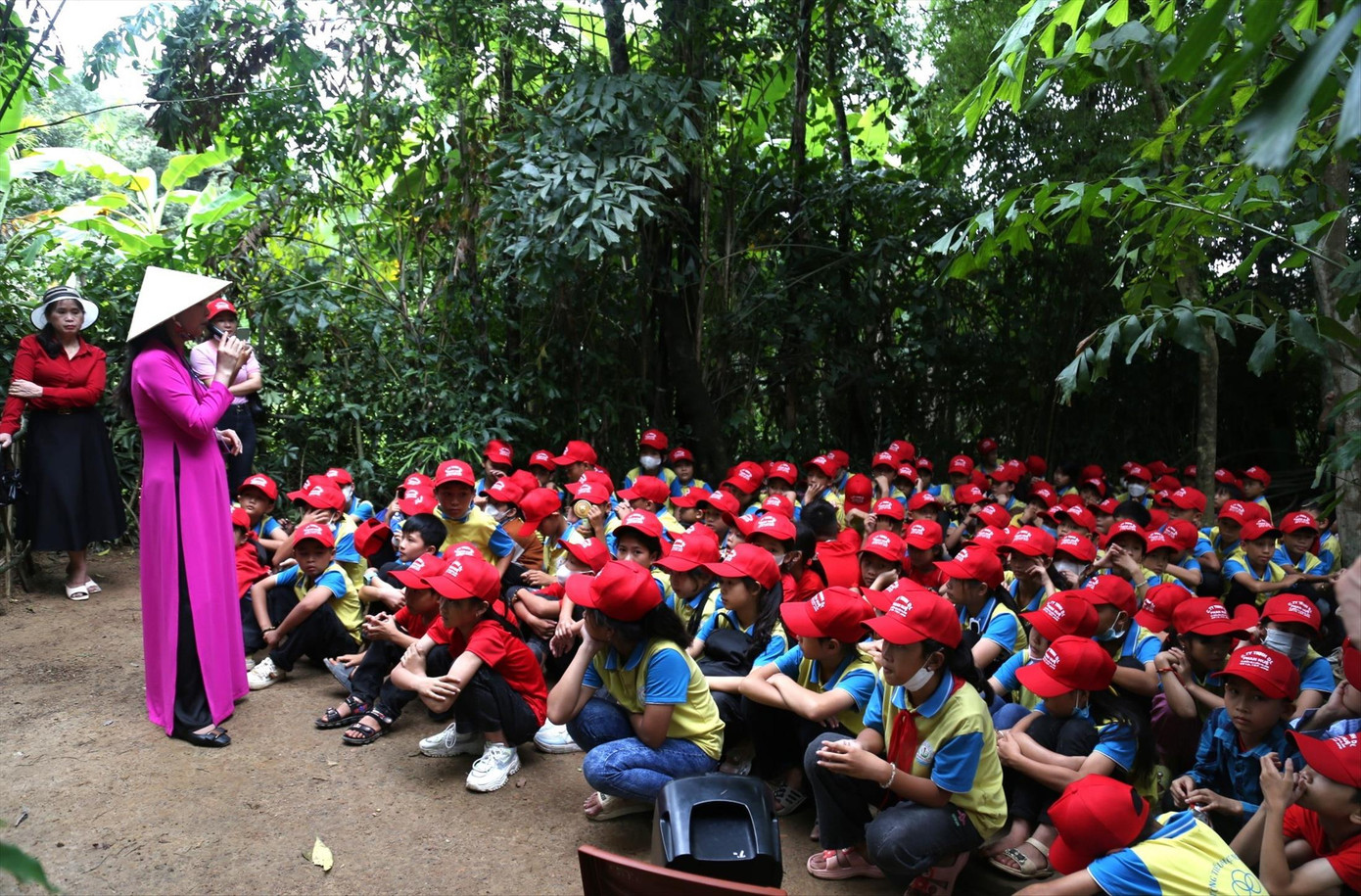 Các em học sinh trường Tiểu học Nghĩa Lộc 2 (huyện Nghĩa Đàn, Nghệ An) ngồi ngay ngắn, say mê lắng nghe kể chuyện về Bác Hồ Các em học sinh trường Tiểu học Nghĩa Lộc 2 (huyện Nghĩa Đàn, Nghệ An) ngồi ngay ngắn, say mê lắng nghe kể chuyện về Bác Hồ