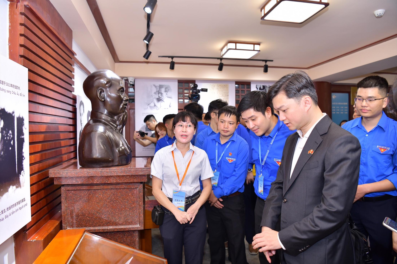 Anh Nguyễn Minh Triết - Bí thư T.Ư Đoàn, Chủ tịch T.Ư Hội SVVN cùng đoàn đại biểu thanh niên Việt Nam thăm Nhà ở cũ của Bác Hồ tại thành phố Liễu Châu (Quảng Tây, Trung Quốc) Anh Nguyễn Minh Triết - Bí thư T.Ư Đoàn, Chủ tịch T.Ư Hội SVVN cùng đoàn đại biểu thanh niên Việt Nam thăm Nhà ở cũ của Bác Hồ tại thành phố Liễu Châu (Quảng Tây, Trung Quốc)