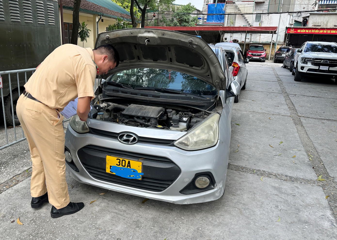 Các điểm đăng ký xe ở nội thành Hà Nội luôn kín chỗ xe con xếp hàng