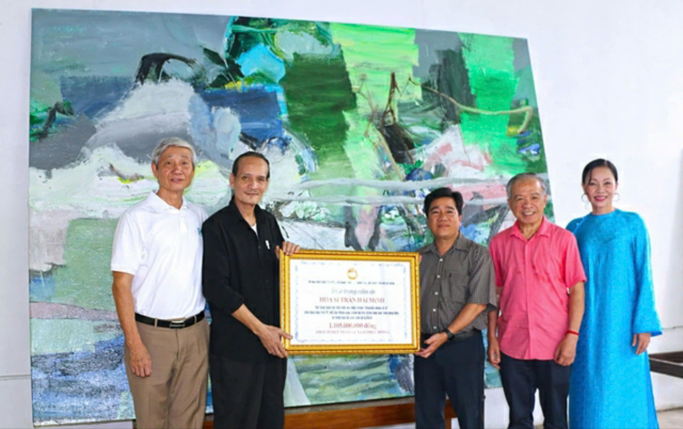 Trần Hải Minh nhận thư cảm ơn từ đại diện Ủy ban Mặt trận Tổ quốc TP Hồ Chí Minh