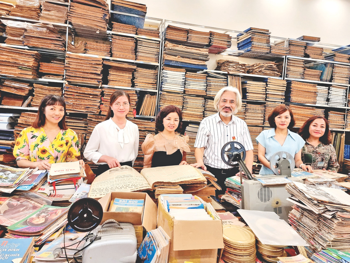 Các cán bộ Cục Văn thư và Lưu trữ Nhà nước cùng Trung tâm Lưu trữ Quốc gia III tham quan phòng lưu trữ báo chí của ông Nguyễn Phi Dũng. Ảnh: NVCC.
