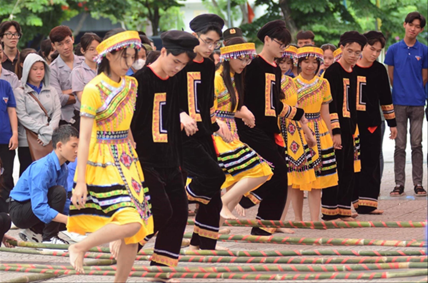 Thanh niên các dân tộc giao lưu văn nghệ. Ảnh: TTXVN