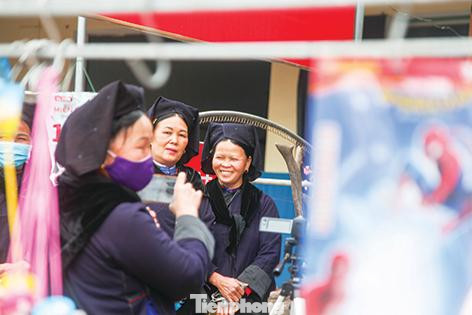 Đồng bào dân tộc vùng cao tỉnh Bắc Giang hào hứng đi chơi Tết Độc lập để gặp người thân quen nơi xa