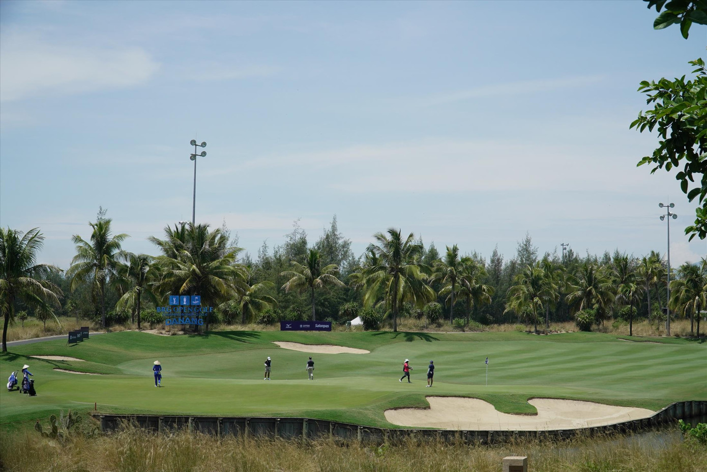 Những tháng cuối năm là thời điểm khách chơi gôn đến đông đúc Ảnh: T.H Những tháng cuối năm là thời điểm khách chơi gôn đến đông đúc Ảnh: T.H