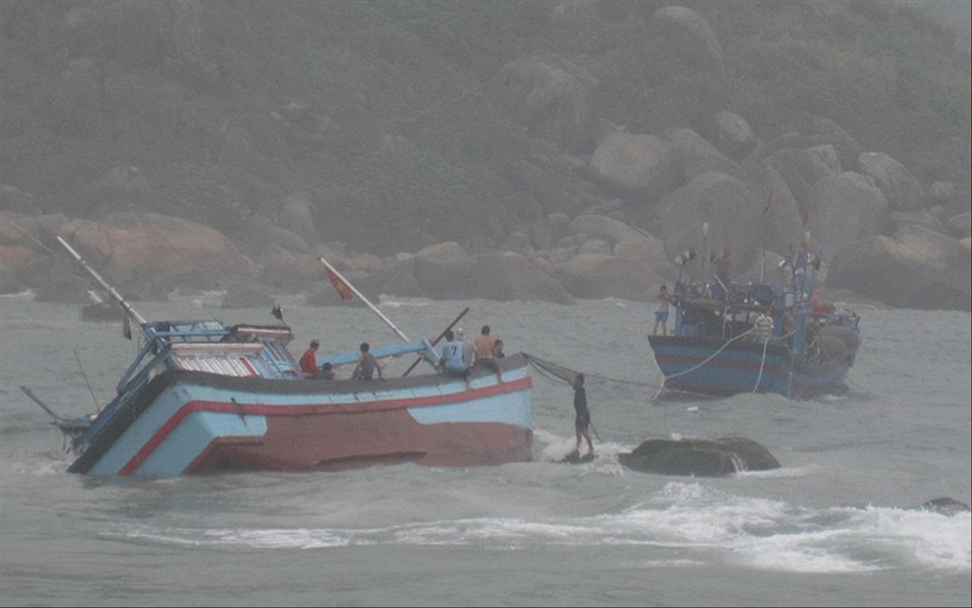 Luồng lạch cửa biển Mỹ Á bị bồi lấp nặng khiến tàu cá ra vào bị mắc cạn, sóng đánh chìm Luồng lạch cửa biển Mỹ Á bị bồi lấp nặng khiến tàu cá ra vào bị mắc cạn, sóng đánh chìm