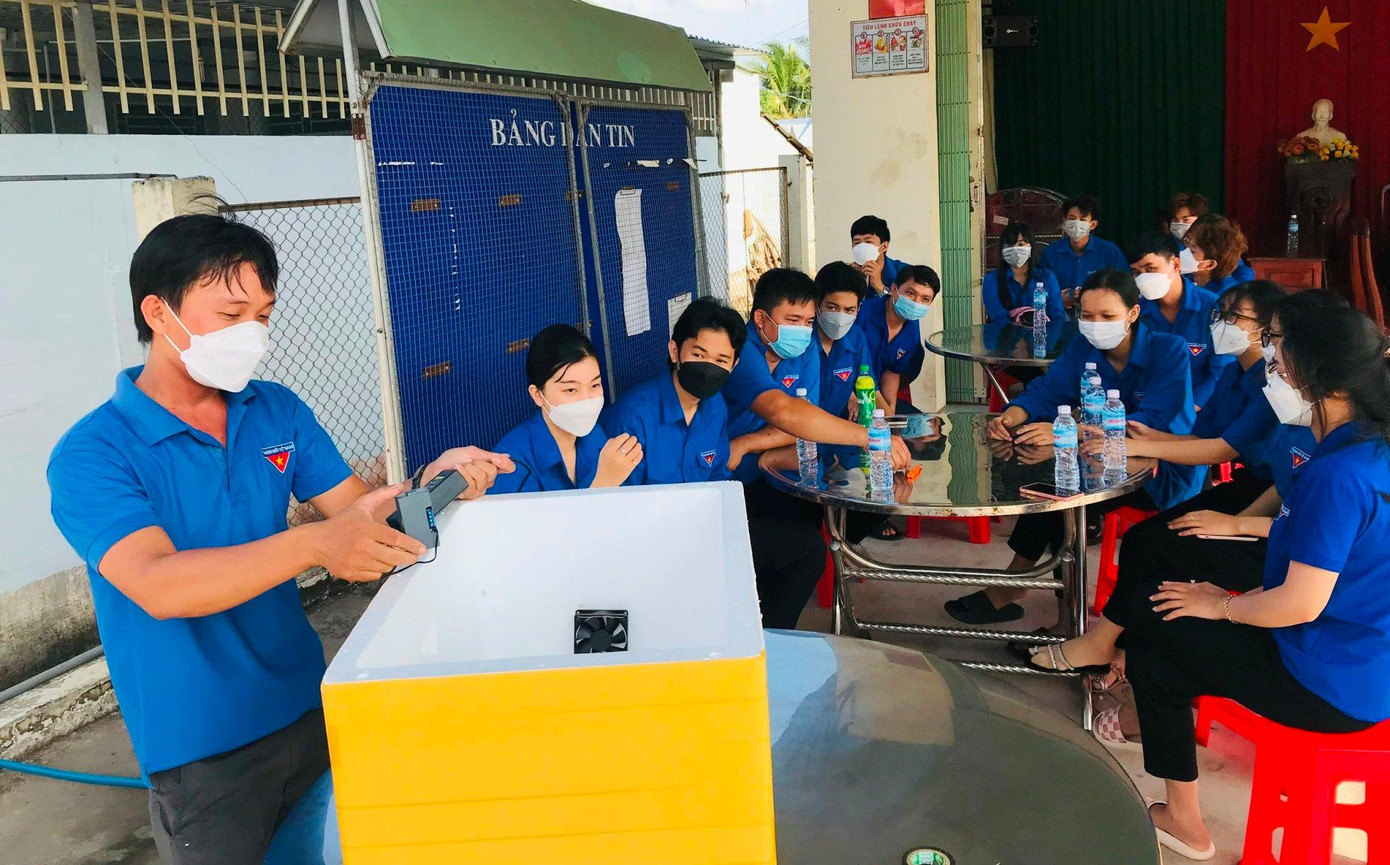 Anh Phạm Vạn Phát, Bí thư chi Đoàn ấp Thạnh Thuận, xã Đông Thạnh, huyện Châu Thành (Hậu Giang) giới thiệu máy ấp trứng cho ĐVTN