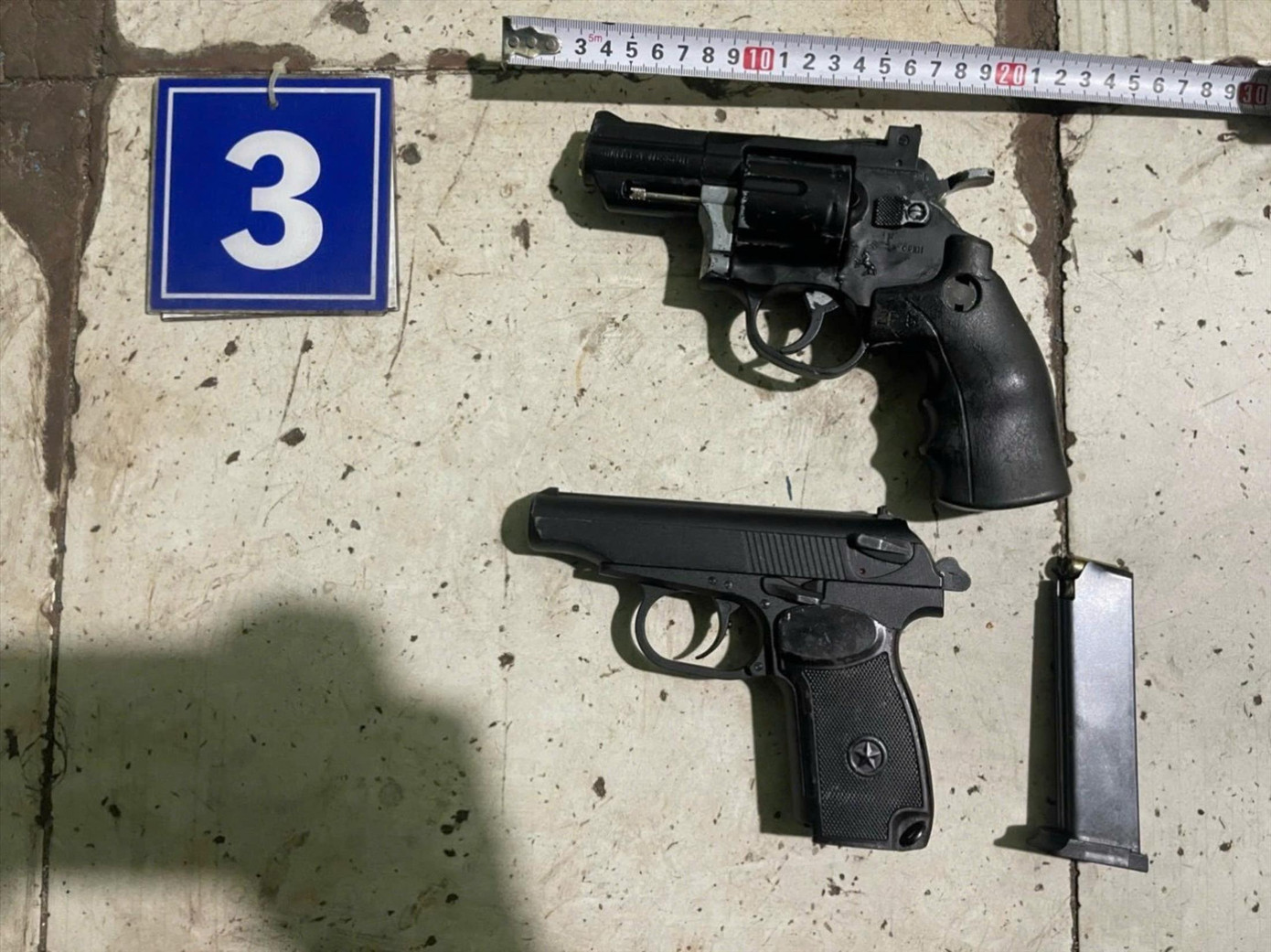 Công an thu giữ 2 khẩu súng trong một chuyên án ma túy Ảnh: Công an cung cấp