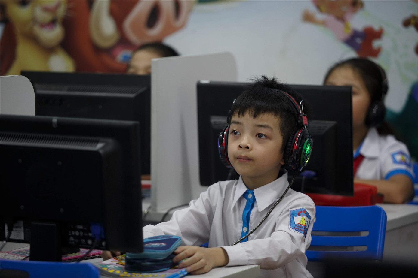 Chuyển đổi số, phổ cập số hóa trong giáo dục cần sự đầu tư về người và vật chất. Ảnh: Thế Đại