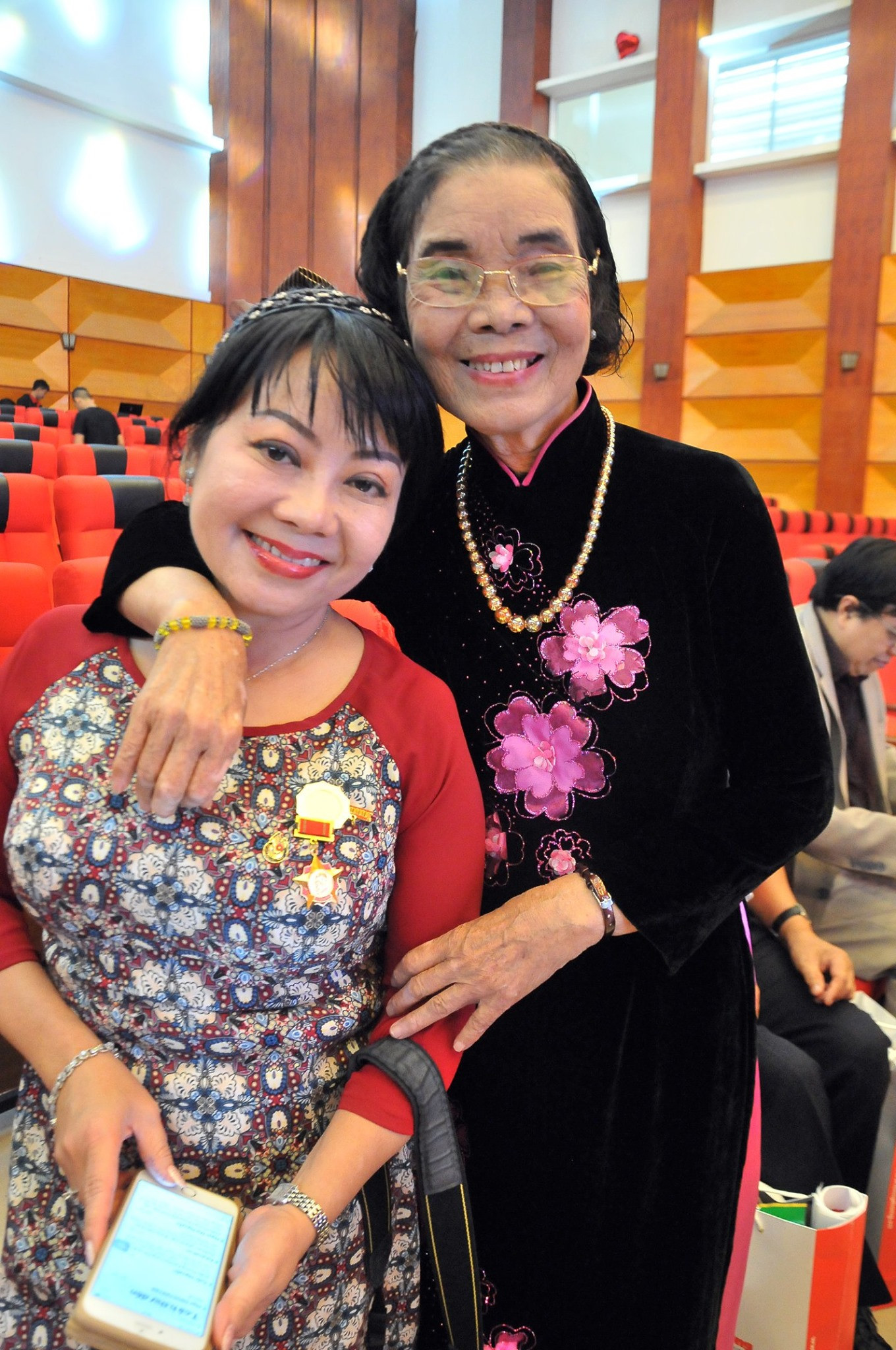 Bà Bích Hậu (phải).