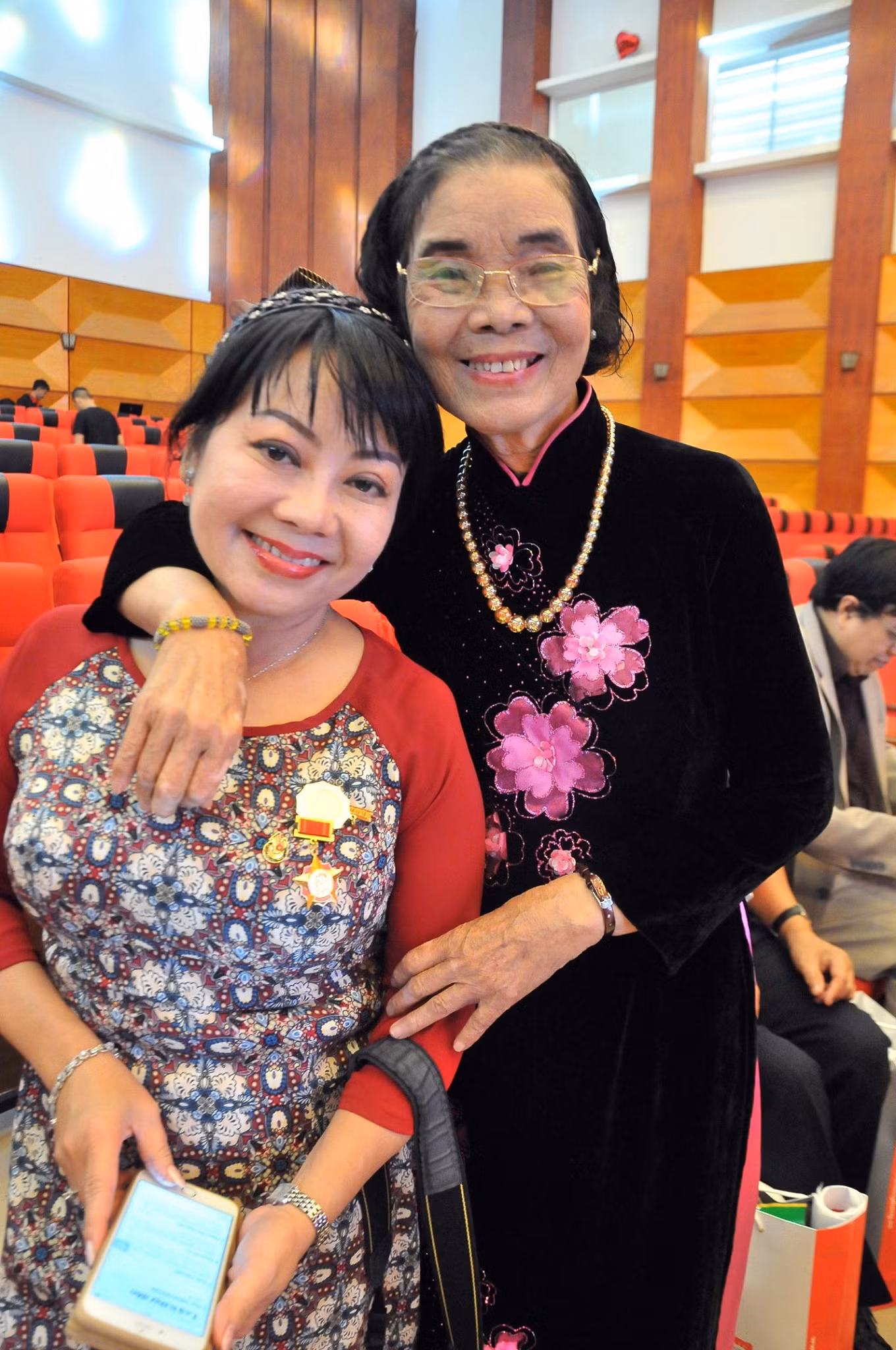 Bà Bích Hậu (phải).
