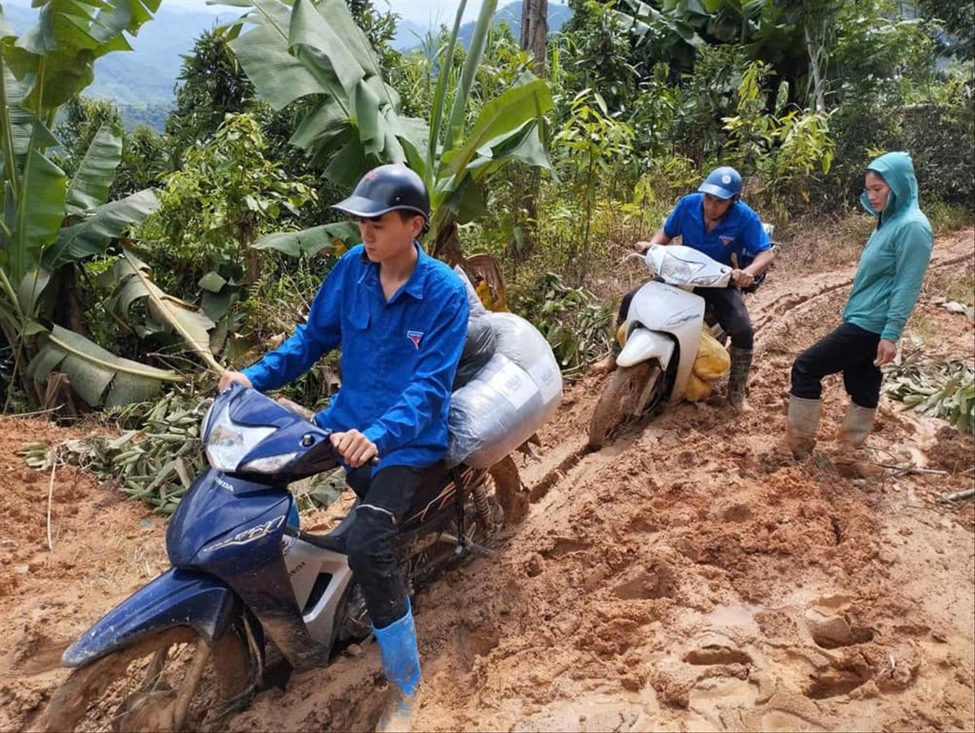 Các đoàn viên, thanh niên tỉnh Lào Cai vất vả đưa cứu trợ tới những vùng sâu, xa để trao tận tay cho người dân