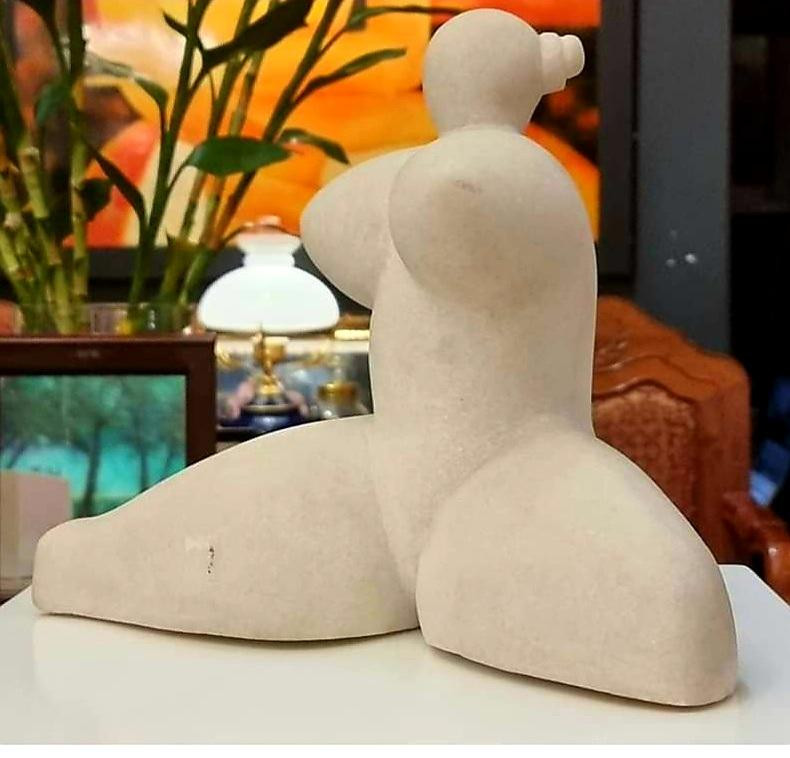 Tượng đá trắng trong một gallery ở Hà Nội, đề tên Lê Công Thành bị gia đình phản đối. Ảnh: Nữ họa sỹ Kim Thái cung cấp