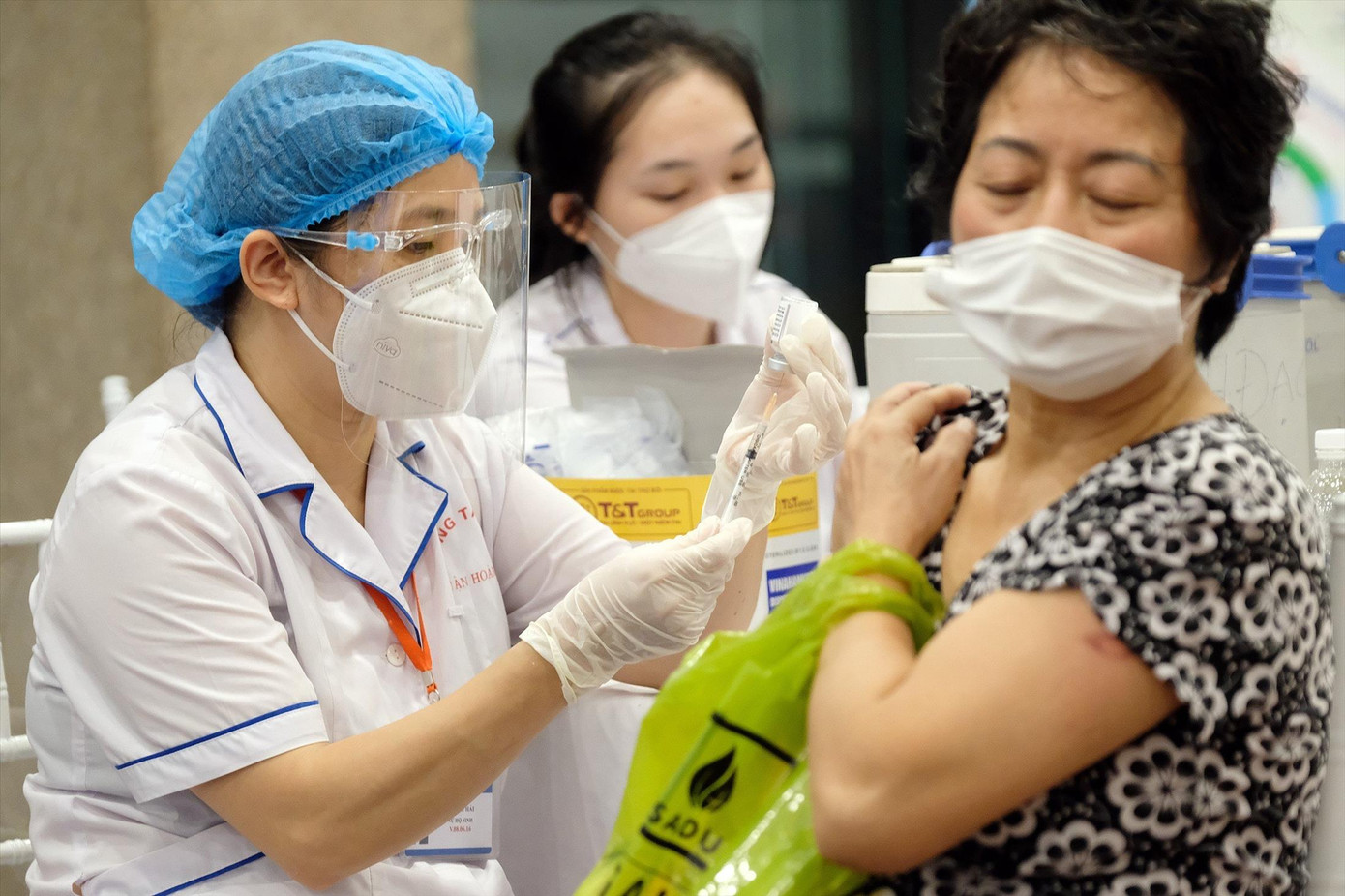 Bộ Y tế khuyến cáo bảo vệ người cao tuổi bằng vắc xin phòng COVID-19. Ảnh: Hoàng Mạnh Thắng