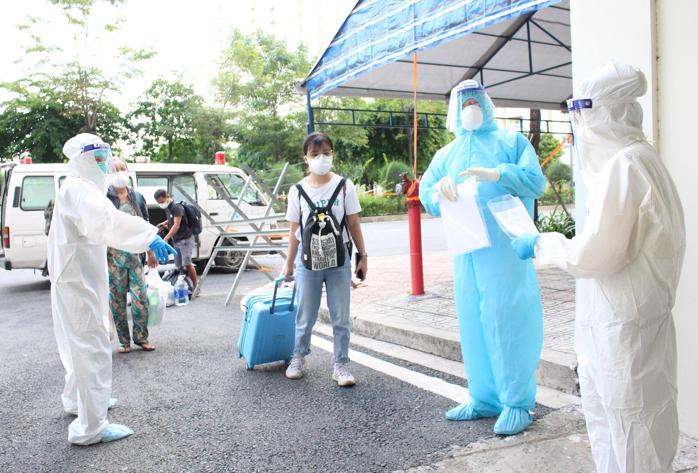 Không quản khó khăn, nguy hiểm, khoảng 40.000 nhân viên y tế đã giúp TPHCM phòng chống dịch. Ảnh: Vân Sơn