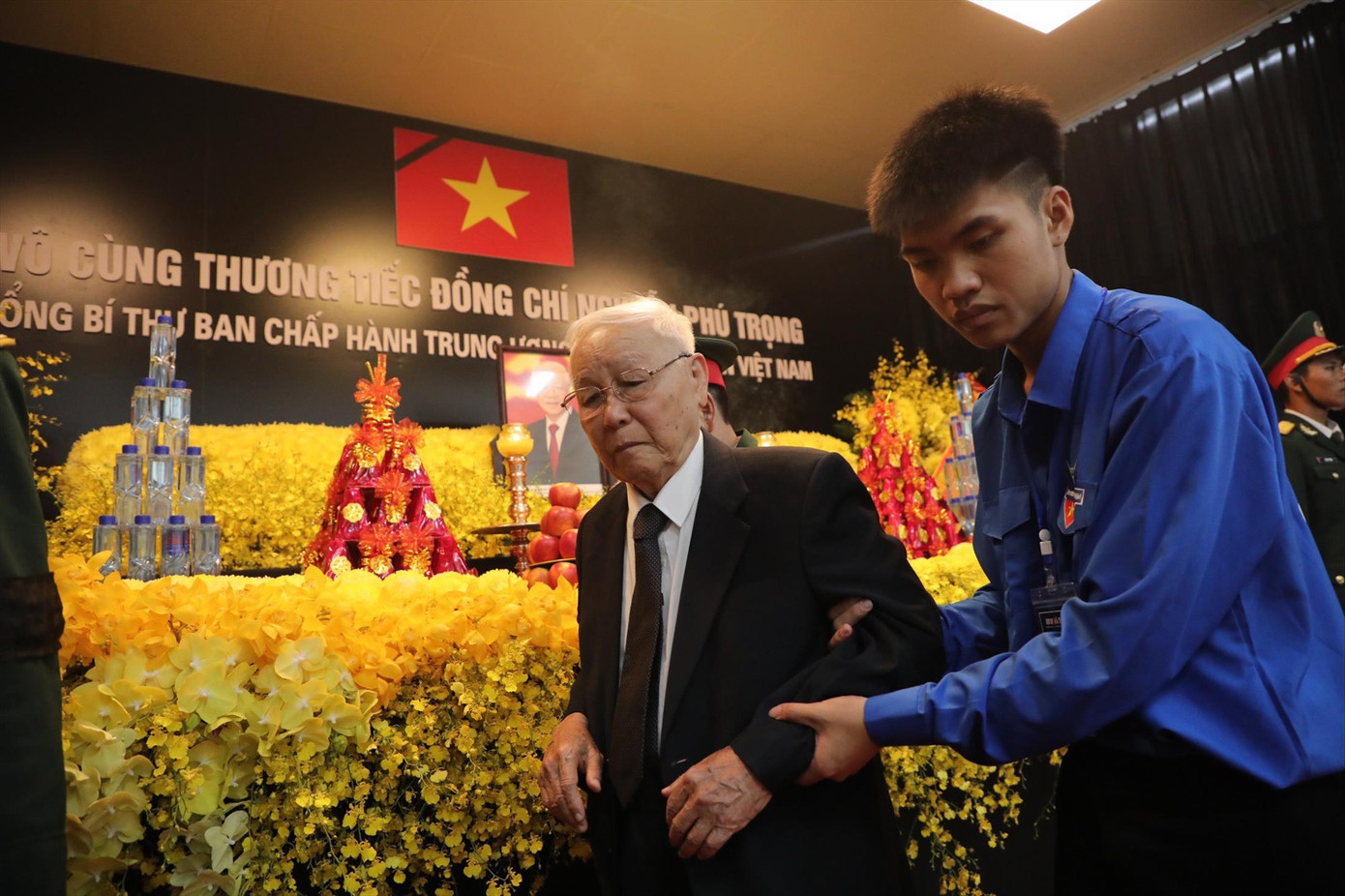 Thầy Nguyễn Trọng Vĩnh được dìu đến thắp hương tiễn biệt người học trò Nguyễn Phú Trọng