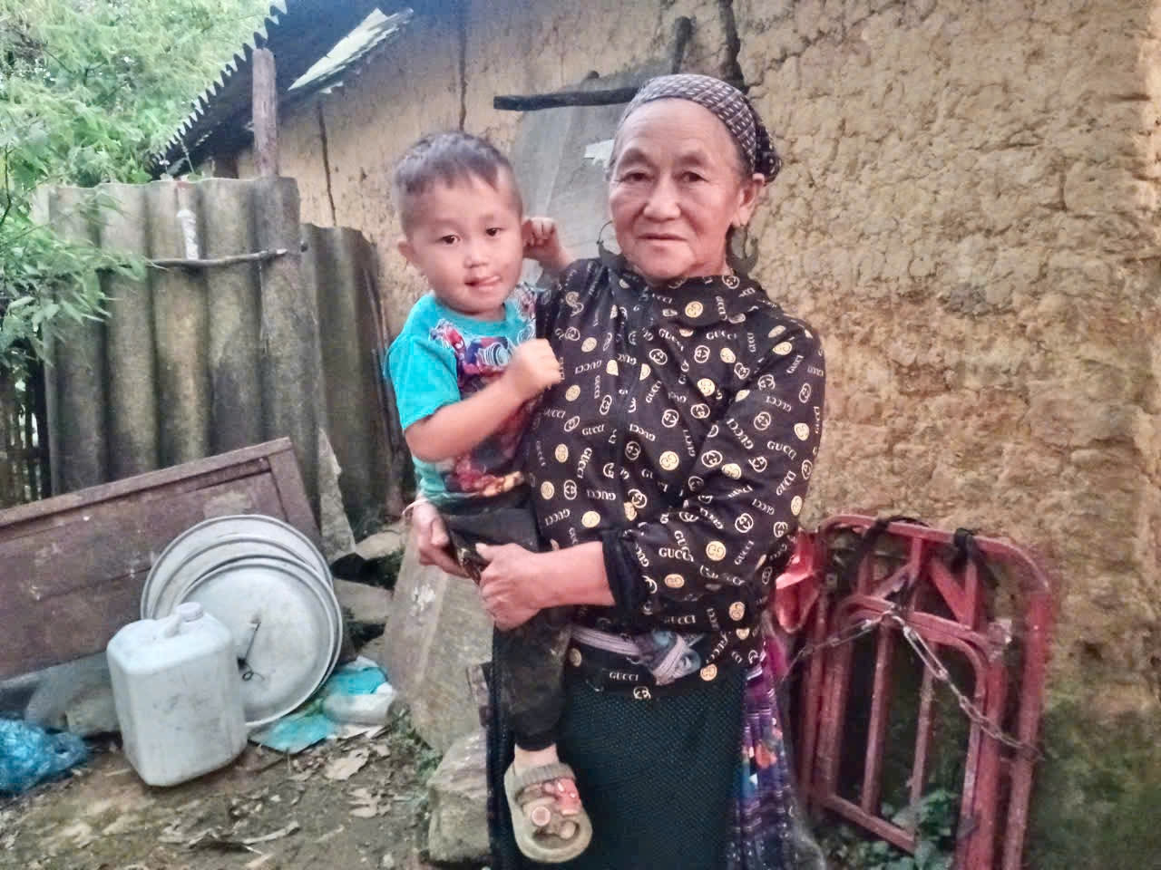 Cháu Sùng Quang Vinh và bà nội Ly Thị Chà ở Bắc Hà, Lào Cai Ảnh: Việt khôi