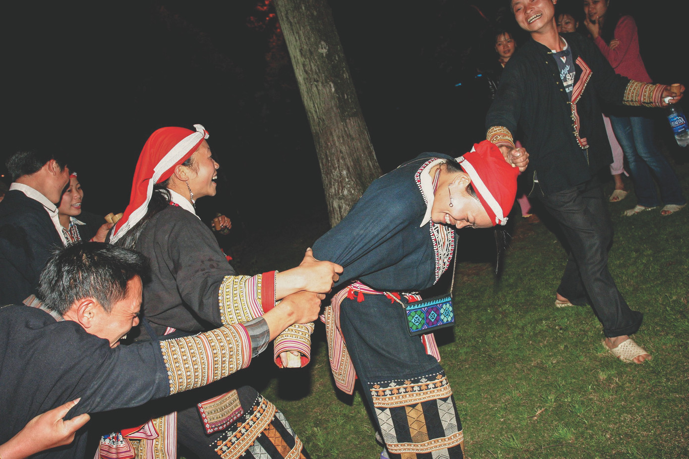 Cô gái ở Sa Pa được trai bản cướp về “làm dâu nhà anh” Cô gái ở Sa Pa được trai bản cướp về “làm dâu nhà anh”