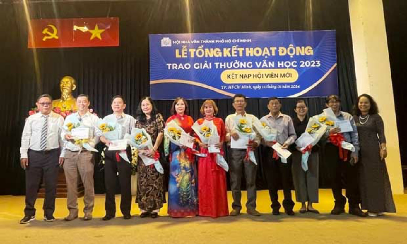 Lễ tổng kết của Hội Nhà văn TPHCM ngày 12 tháng 1 năm 2024 có phần kết nạp hội viên mới, bà Hương Lan không được dự Lễ tổng kết của Hội Nhà văn TPHCM ngày 12 tháng 1 năm 2024 có phần kết nạp hội viên mới, bà Hương Lan không được dự