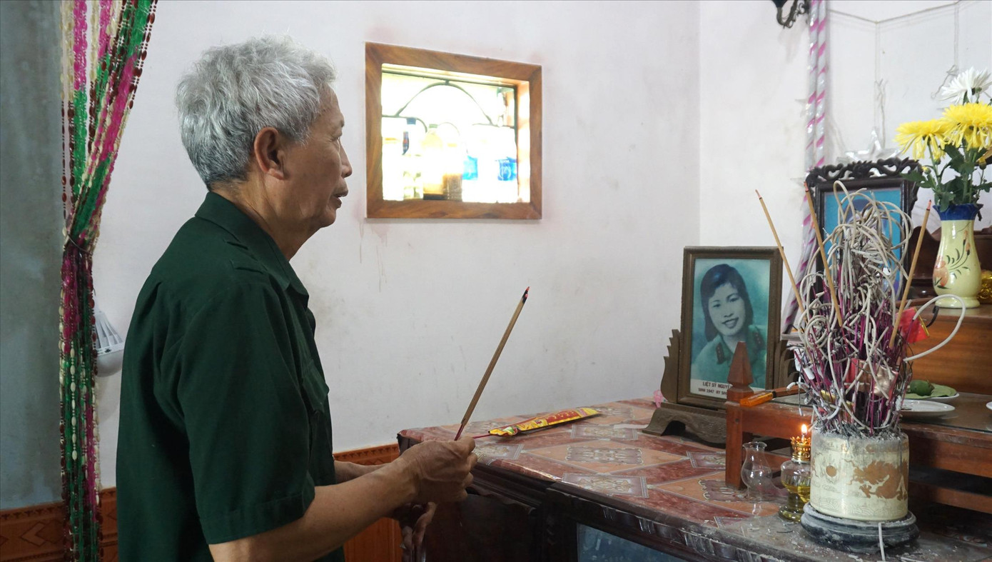 Tại bàn thờ gia tiên, liệt sĩ Nguyễn Thị Diễn được chăm lo hương khói hằng ngày Tại bàn thờ gia tiên, liệt sĩ Nguyễn Thị Diễn được chăm lo hương khói hằng ngày