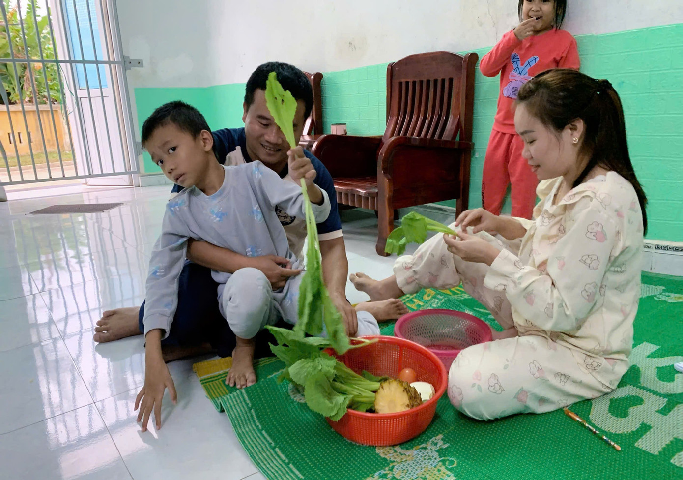 Chị Lê Thị Thùy Linh nhặt rau chuẩn bị bữa cơm chiều đơn sơ, ấm cúng trong căn nhà công vụ.