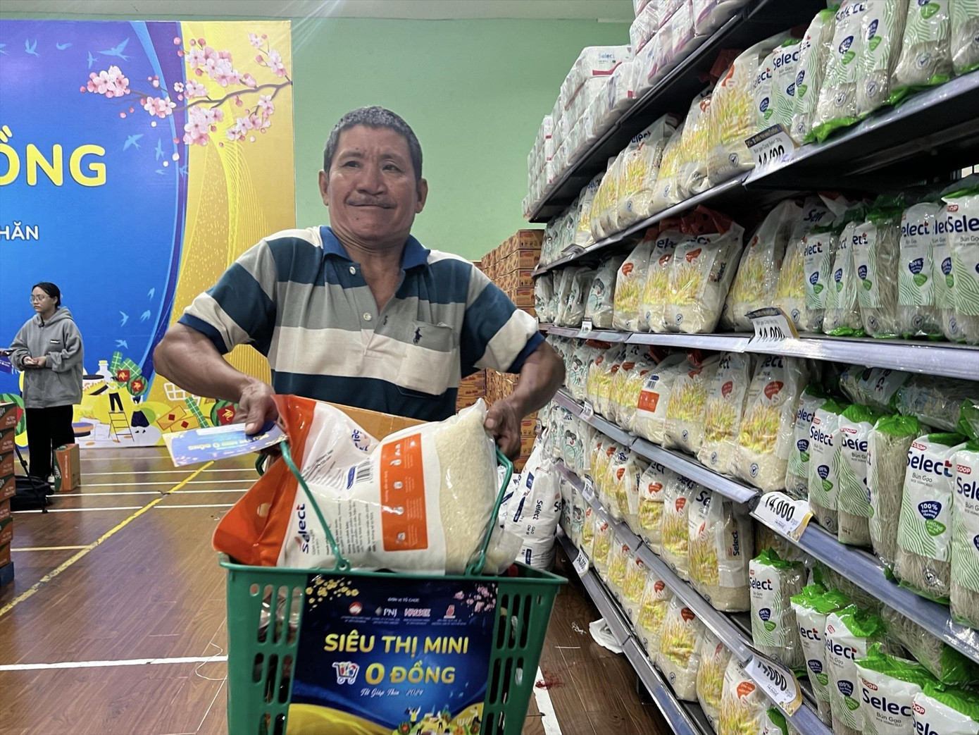 Ông Lê Văn Dũng vui mừng được mua nhiều mặt hàng Tết miễn phí ảnh: U.P