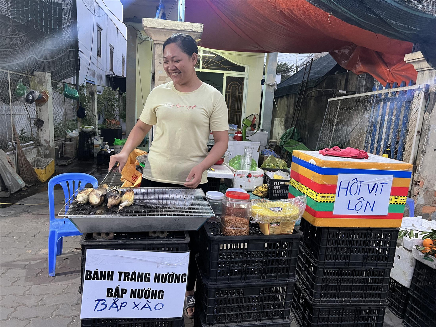 Chị Hoàng Thị Nga chuyển nghề bán ngô, trái cây sau khi mất việc để lo cho các con ăn học ảnh: U.P