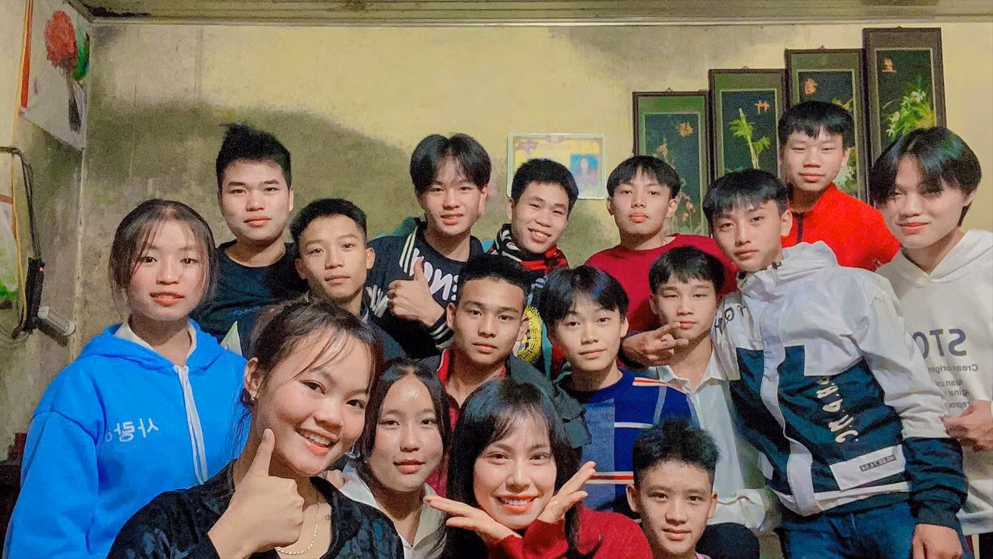 Cô giáo Hoàng Thị Lan Hương (thứ 3 hàng đầu, từ trái qua) luôn hạnh phúc bên học sinh của mình