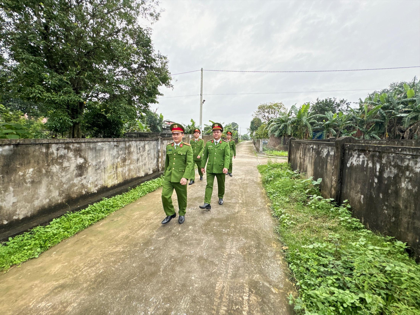 Phương châm không ngồi bàn giấy, phải gần dân để nắm bắt tâm tư nguyện vọng của dân.